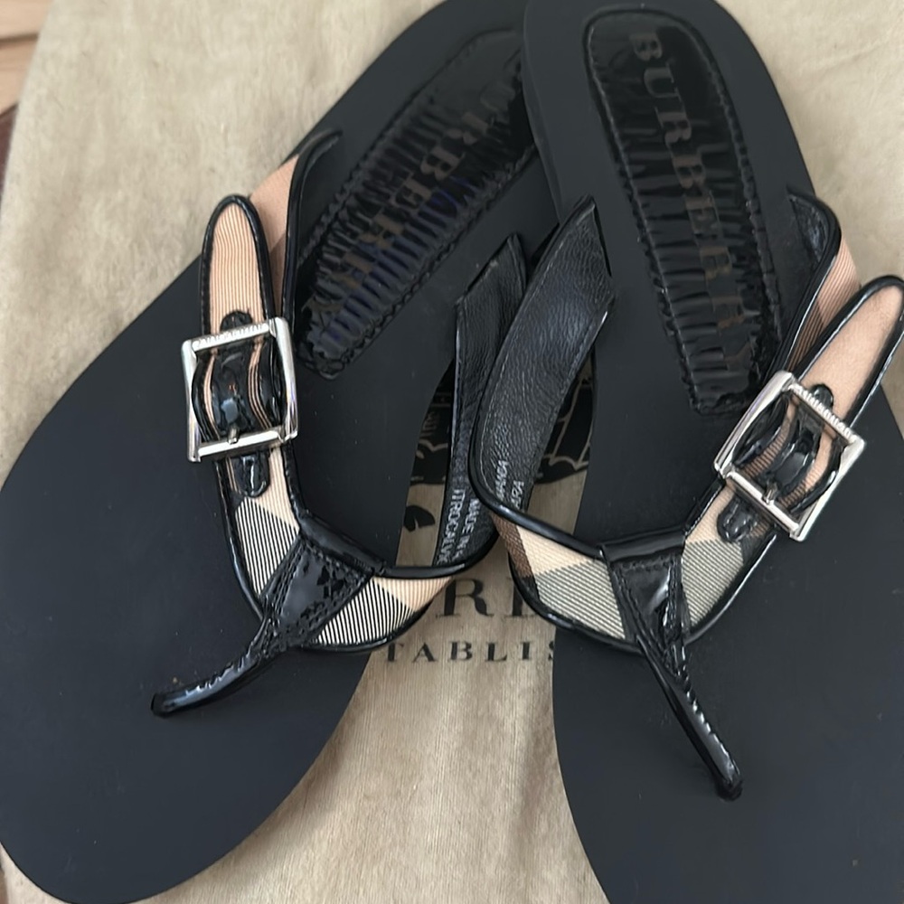 Burberry Patent Leather sandal S38